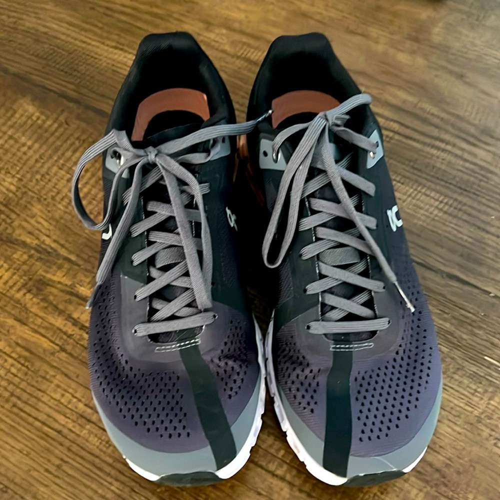 On Cloudflow running shoes.